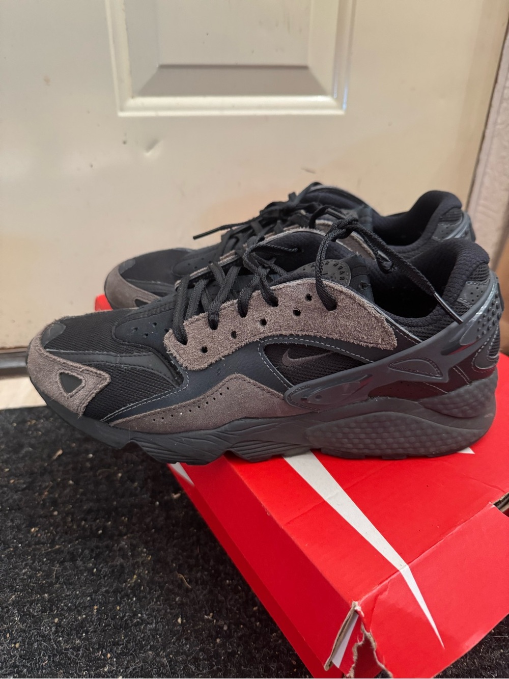 Nike Air Huarache black anthracite Suede-Accent Running Sneakers